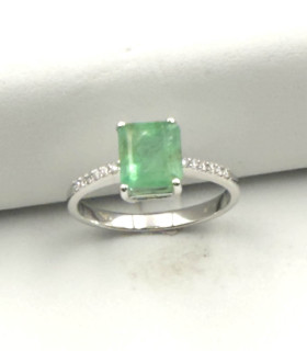Anello in oro bianco con smeraldo rettangolare da 1,5 carati e brillanti carati totali 0,12