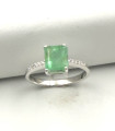 Anello in oro bianco con smeraldo rettangolare da 1,5 carati e brillanti carati totali 0,12