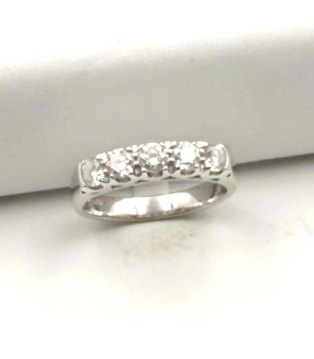 Anello veretta in oro bianco con brillanti carati totali 1,0