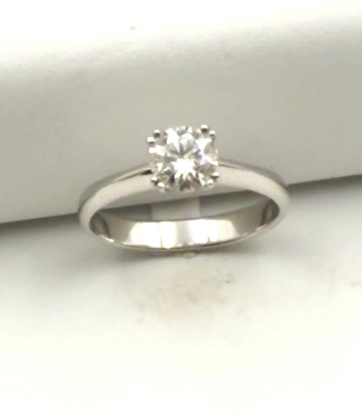 Anello solitario in oro bianco con brillante da 0,82 carati