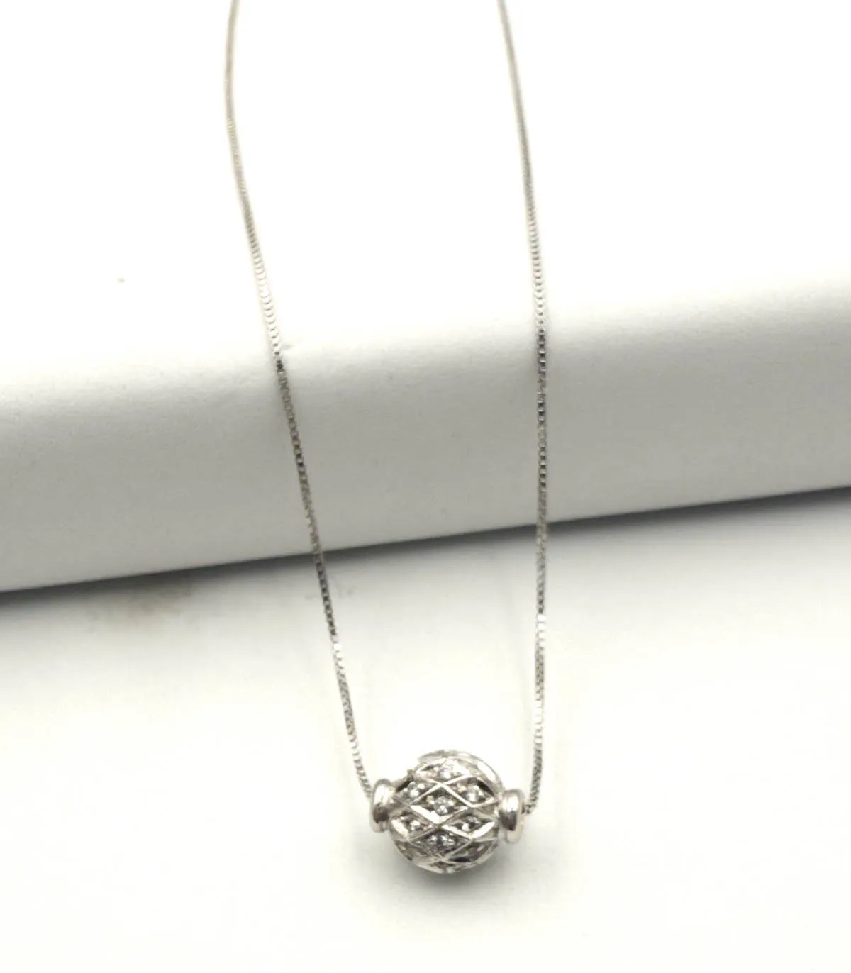 Ciondolo sfera in oro bianco con brillanti carati totali 0,18