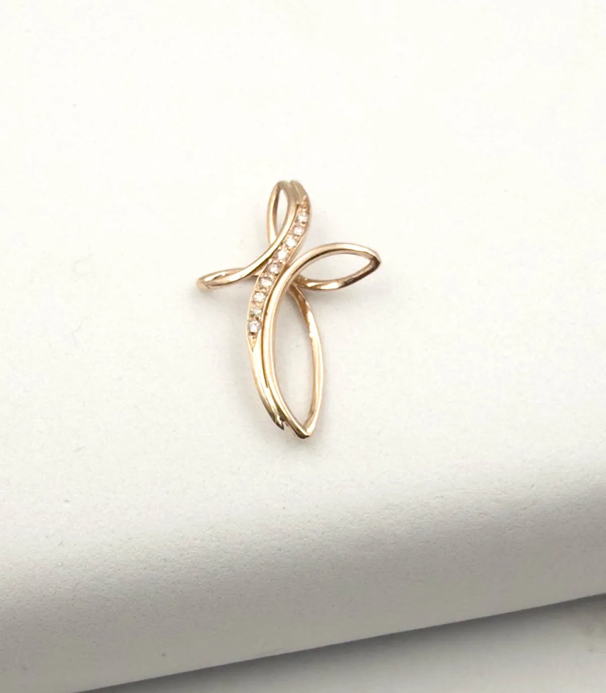 Ciondolo croce in oro rosè con brillanti carati totali 0,04