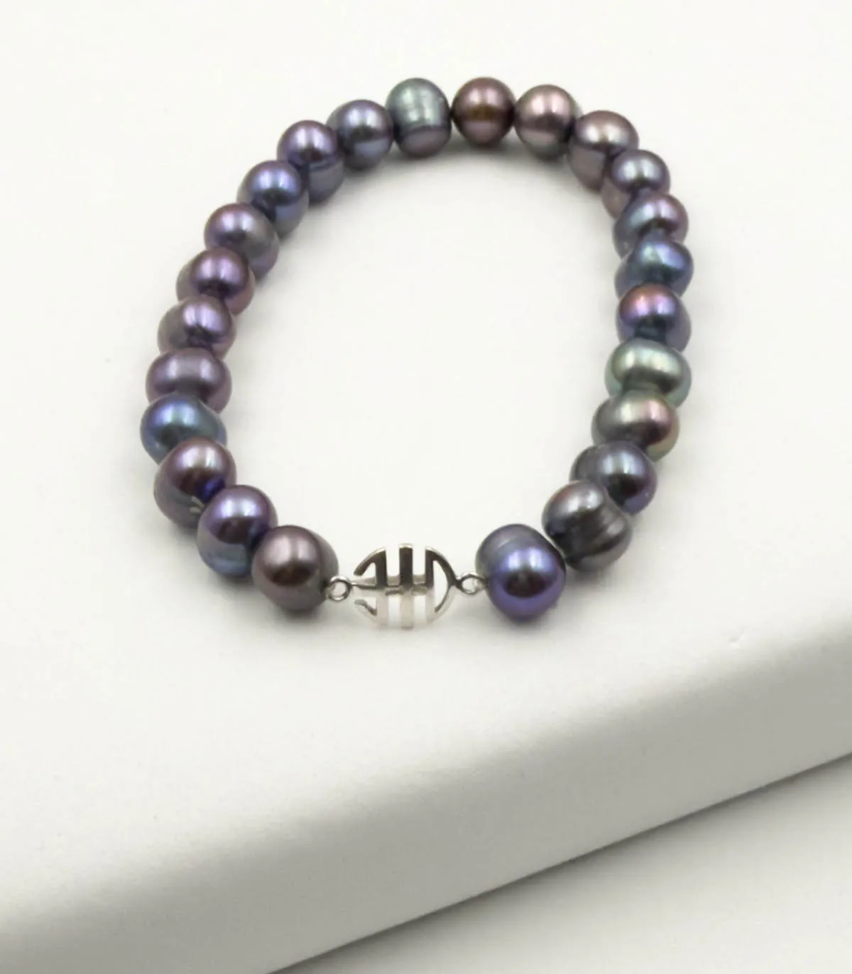 Bracciale elastico di perle grigie con particolare in oro bianco