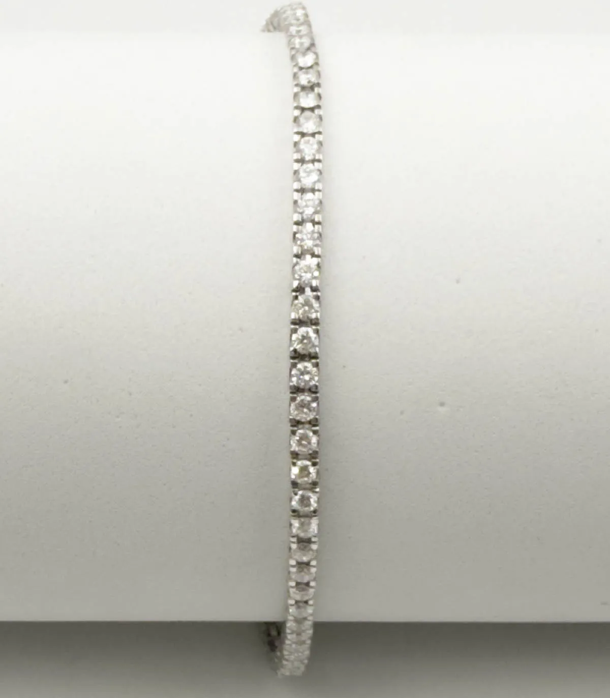 Bracciale tennis di brillanti in oro bianco carati totali 5,68