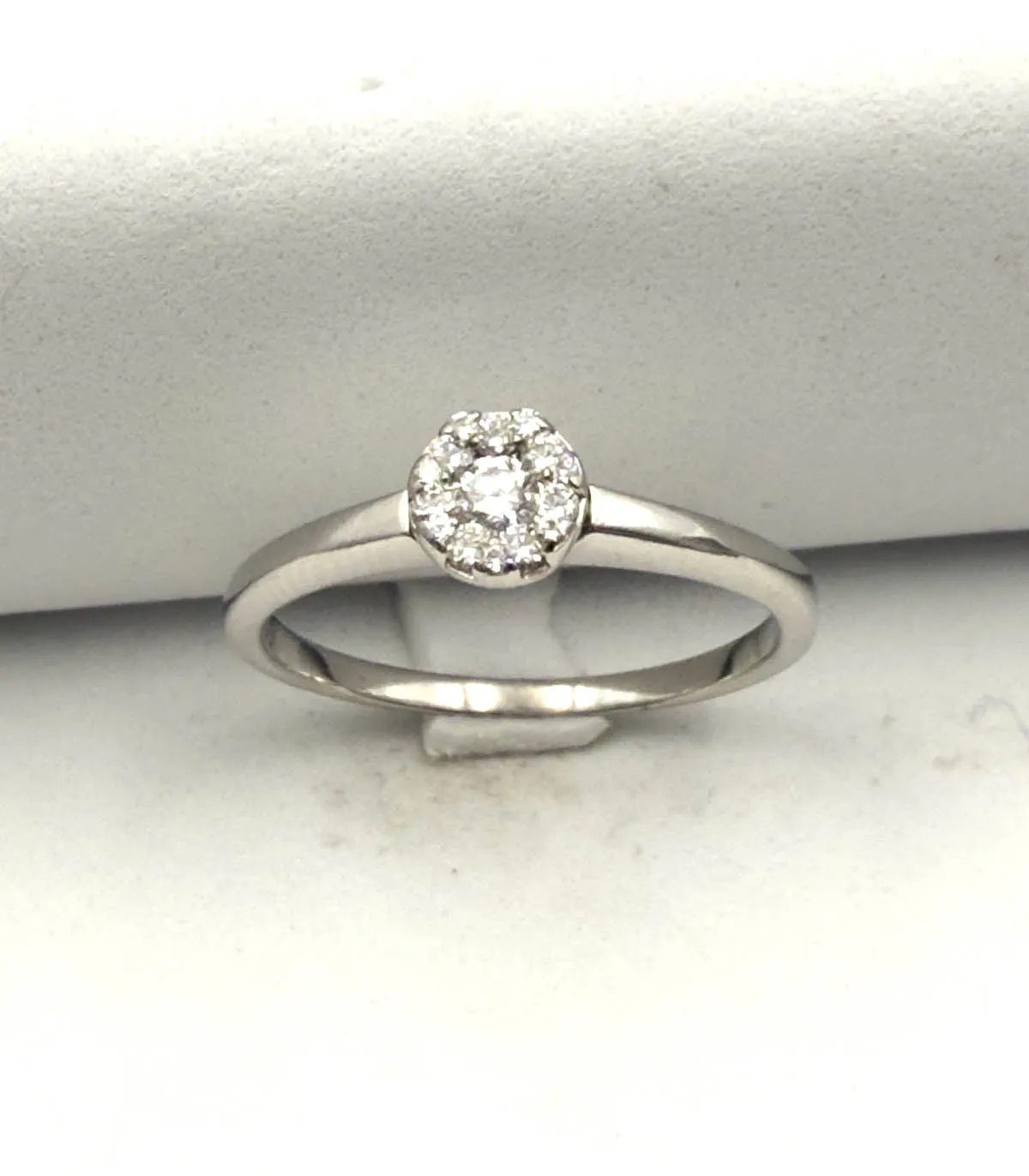 Anello solitario in oro bianco con zirconi