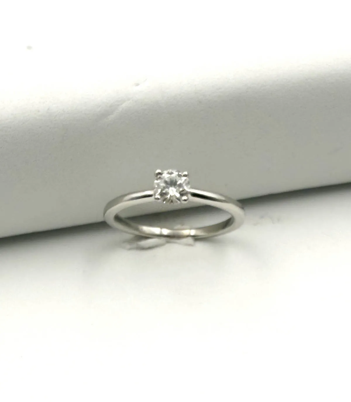 Anello solitario in oro bianco con brillante da 0,50 carati