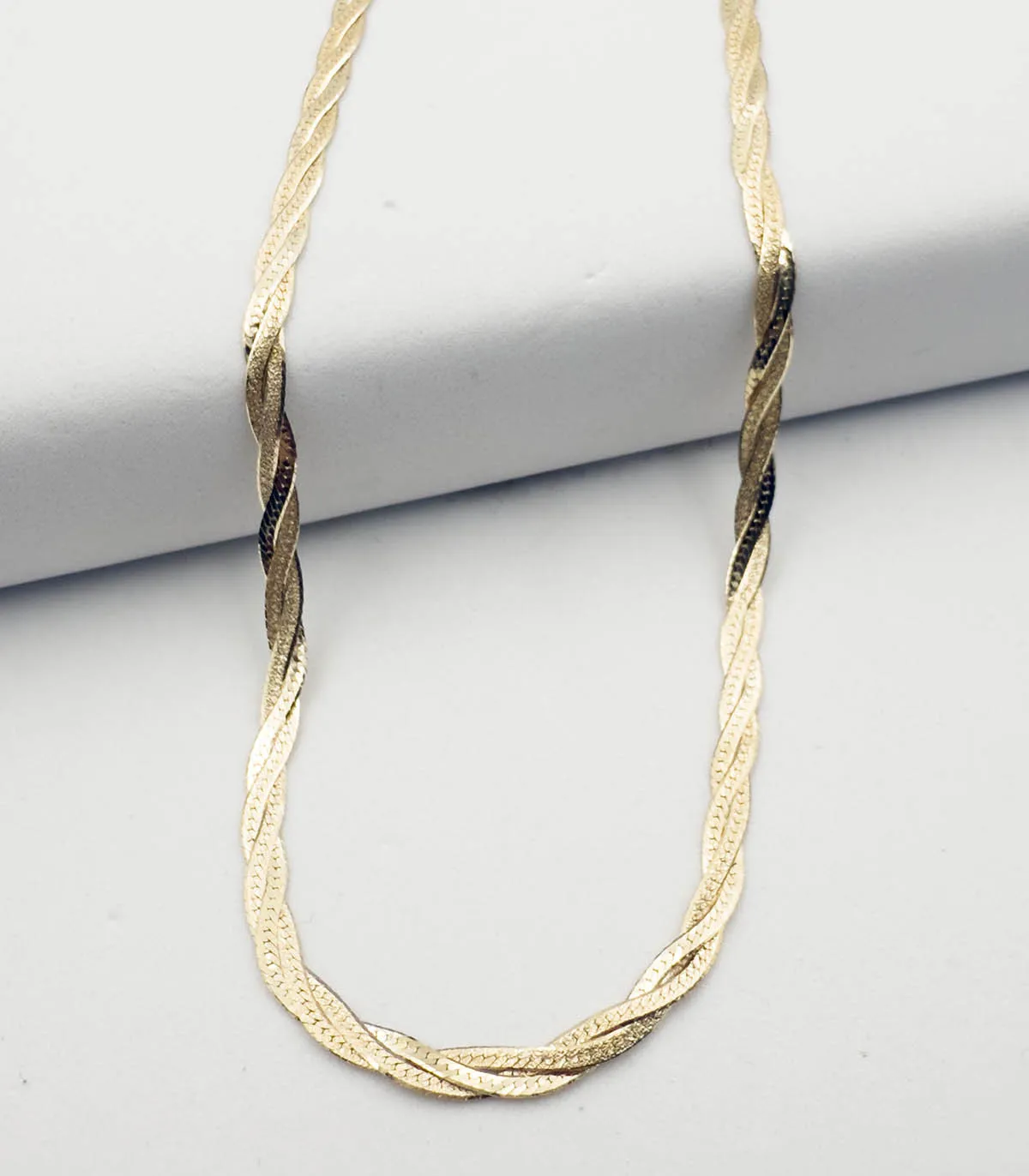 Collana in oro giallo a piattina intrecciata