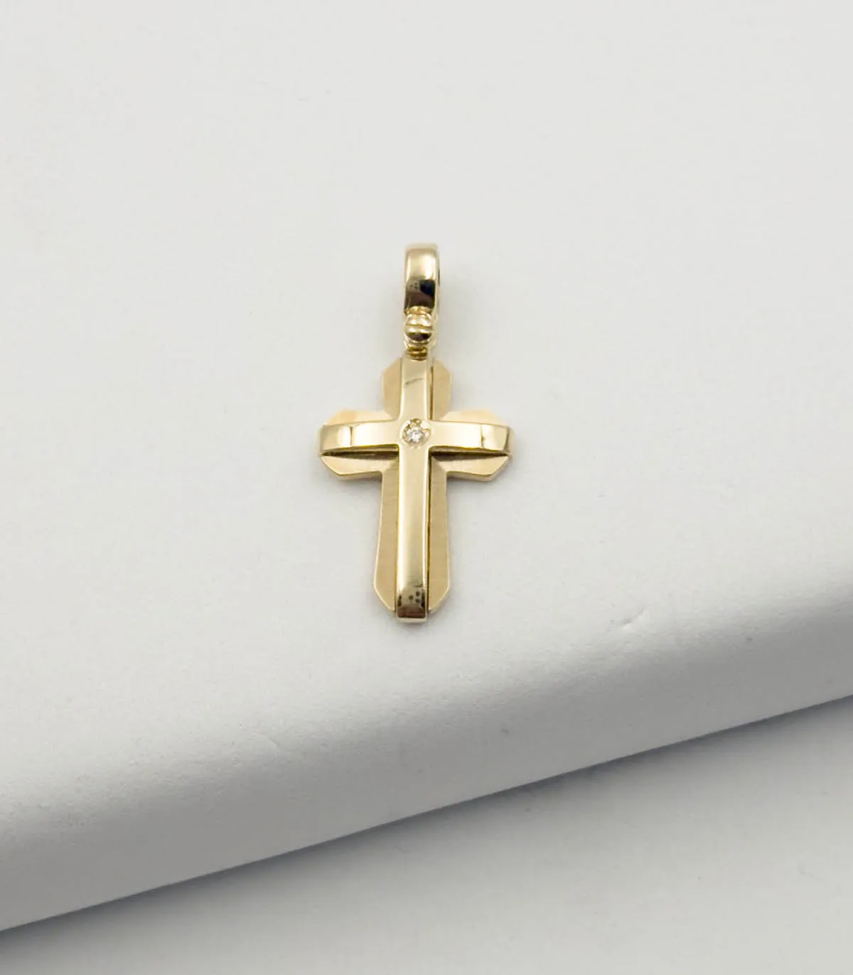 Ciondolo croce in oro giallo con brillante centrale da 0,02 carati