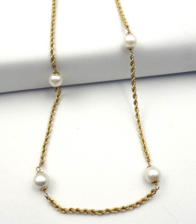 Collana in oro giallo con perle