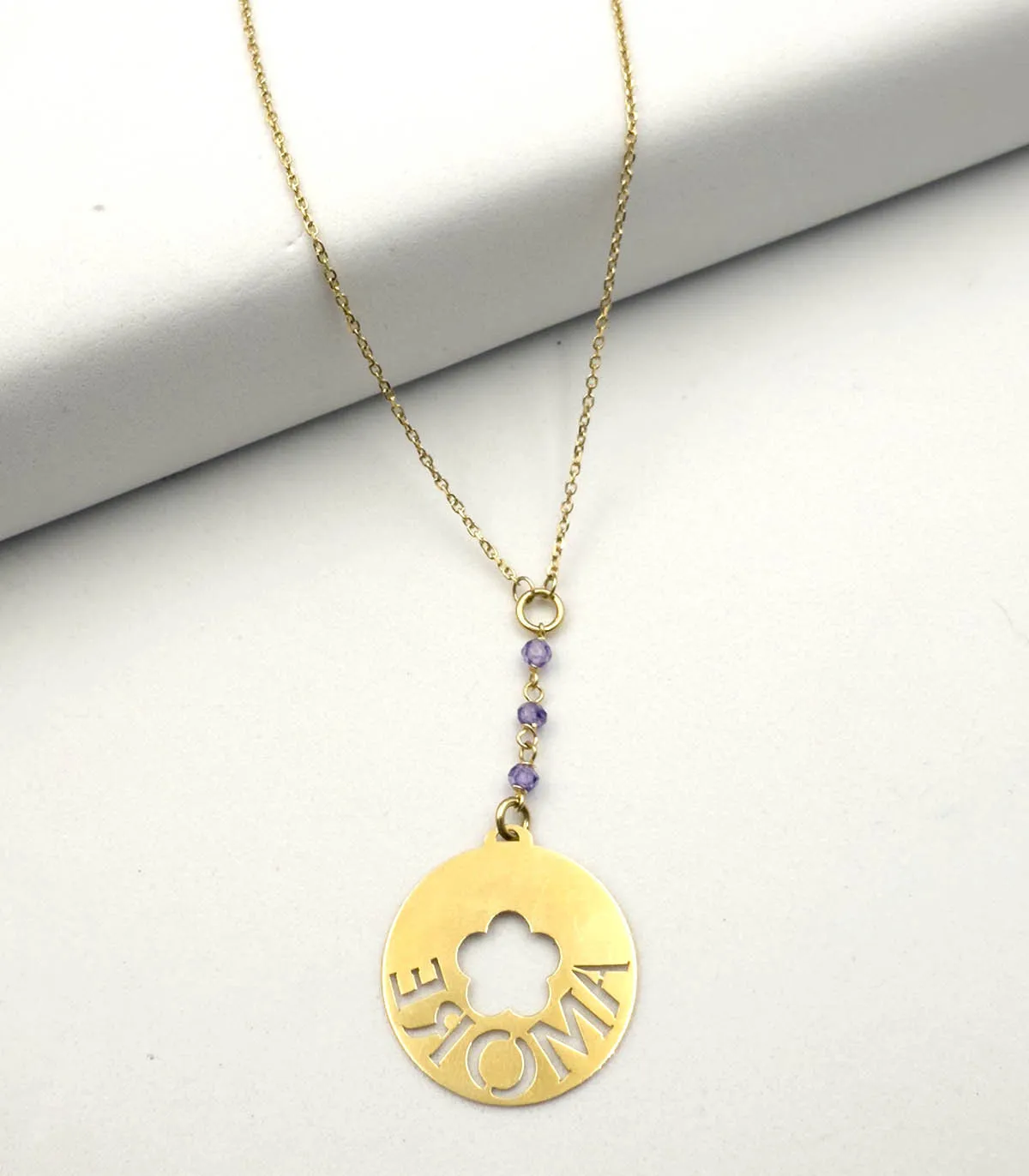 Collana in oro giallo con pendente tondo con scritta amore
