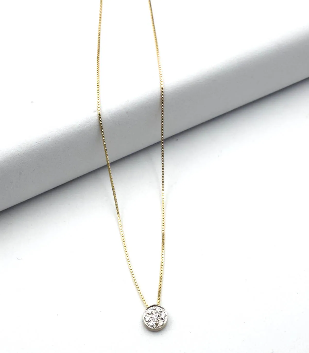 Collana punto luce in oro giallo con brillanti carati totali 0,09