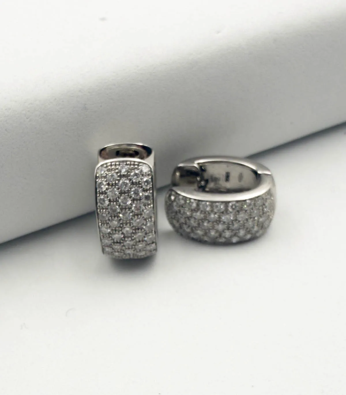 Orecchini in oro bianco con diamanti carati totali 1,72