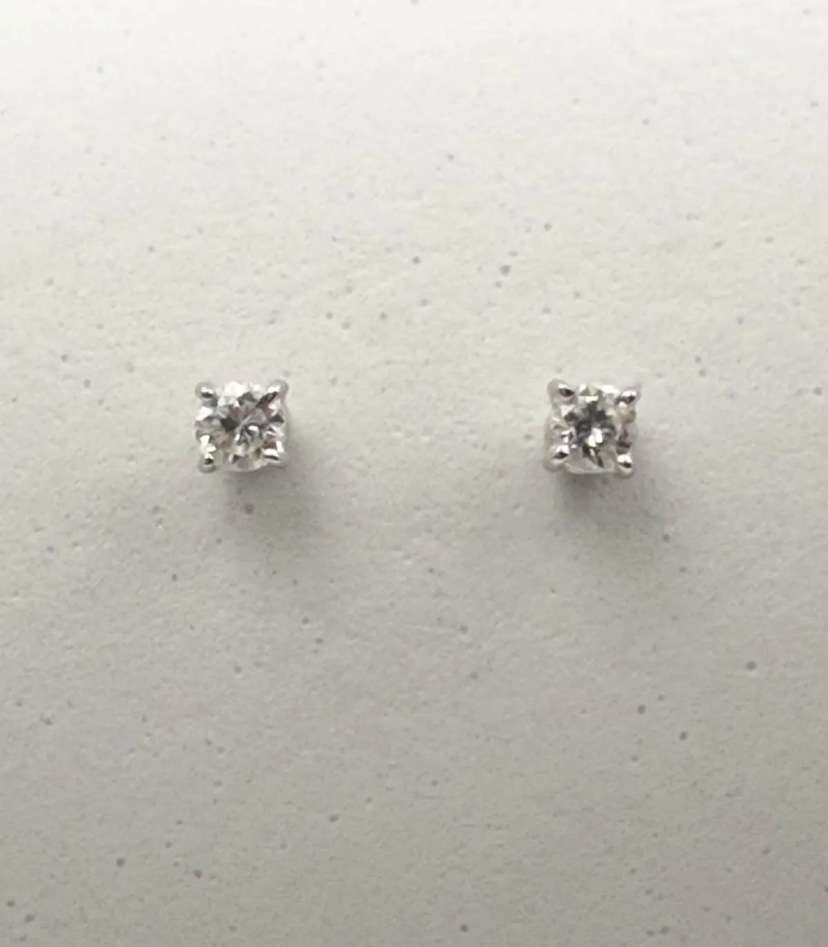 Orecchini punto luce in oro bianco con brillanti carati totali 0,14