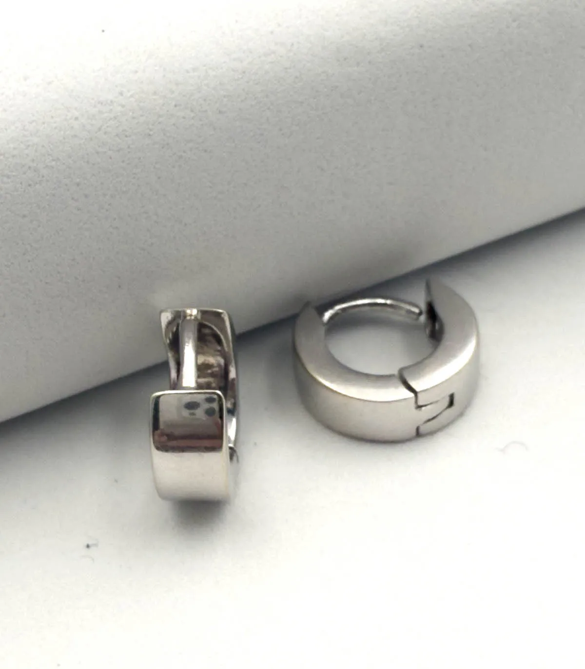 Orecchini a cerchietto in oro bianco