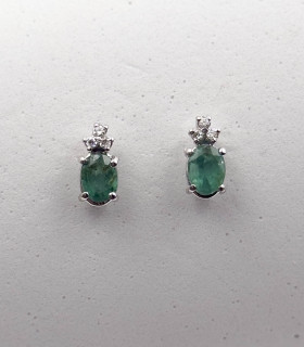 Orecchini in oro bianco con smeraldo ovale da 0,6 carati e brillanti carati totali 0,06