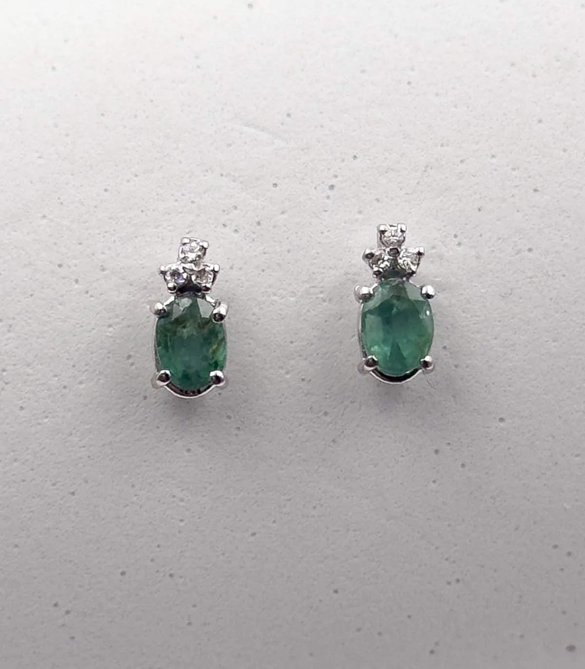 Orecchini in oro bianco con smeraldo ovale da 0,6 carati e brillanti carati totali 0,06