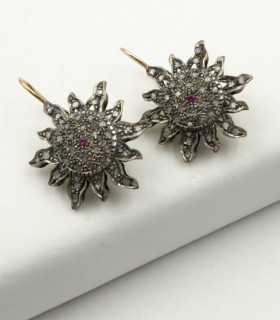 Orecchini in oro giallo antico a monachina a forma di sole con diamanti