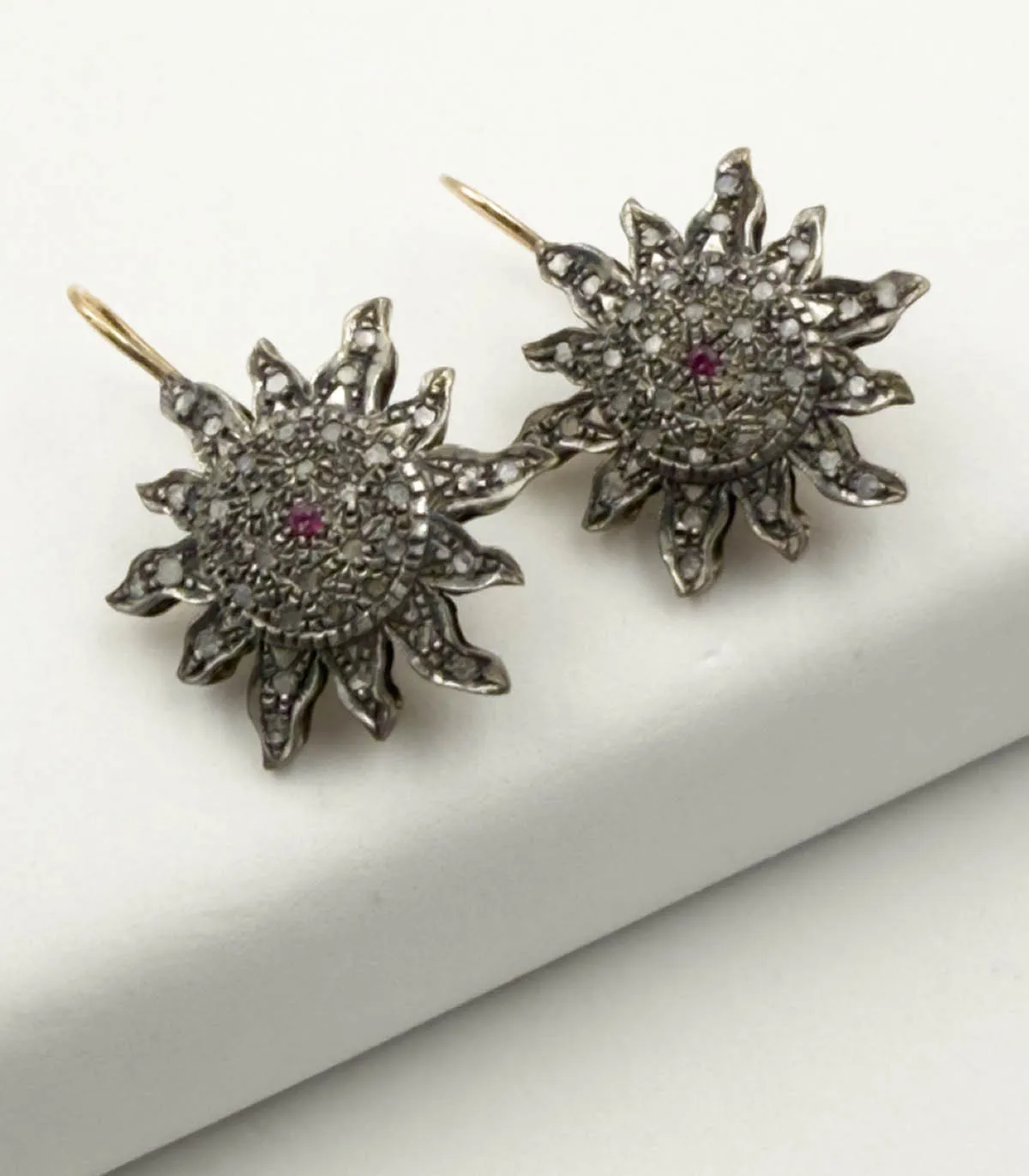 Orecchini in oro giallo antico a monachina a forma di sole con diamanti