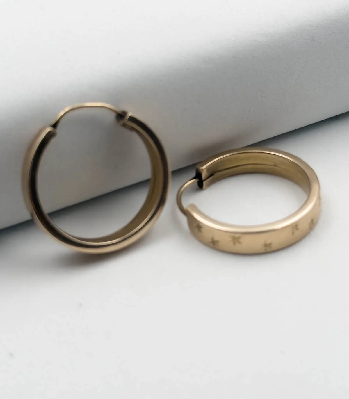 Orecchini a cerchio in oro giallo antico