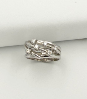 Anello in oro bianco con zirconi