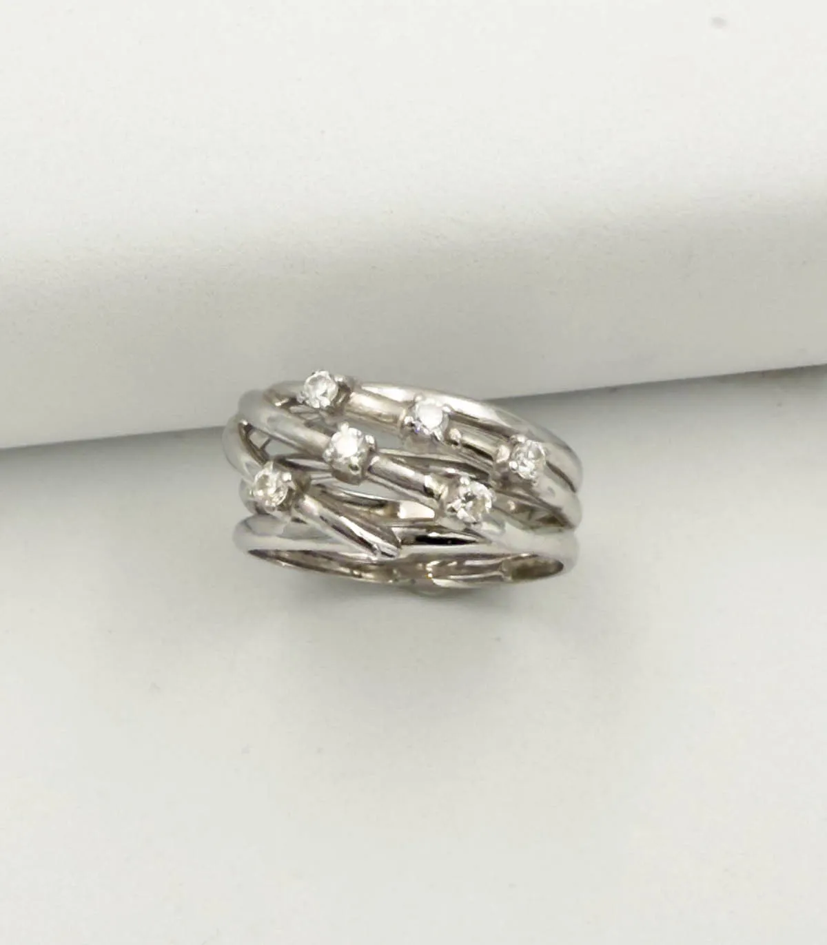 Anello in oro bianco con zirconi