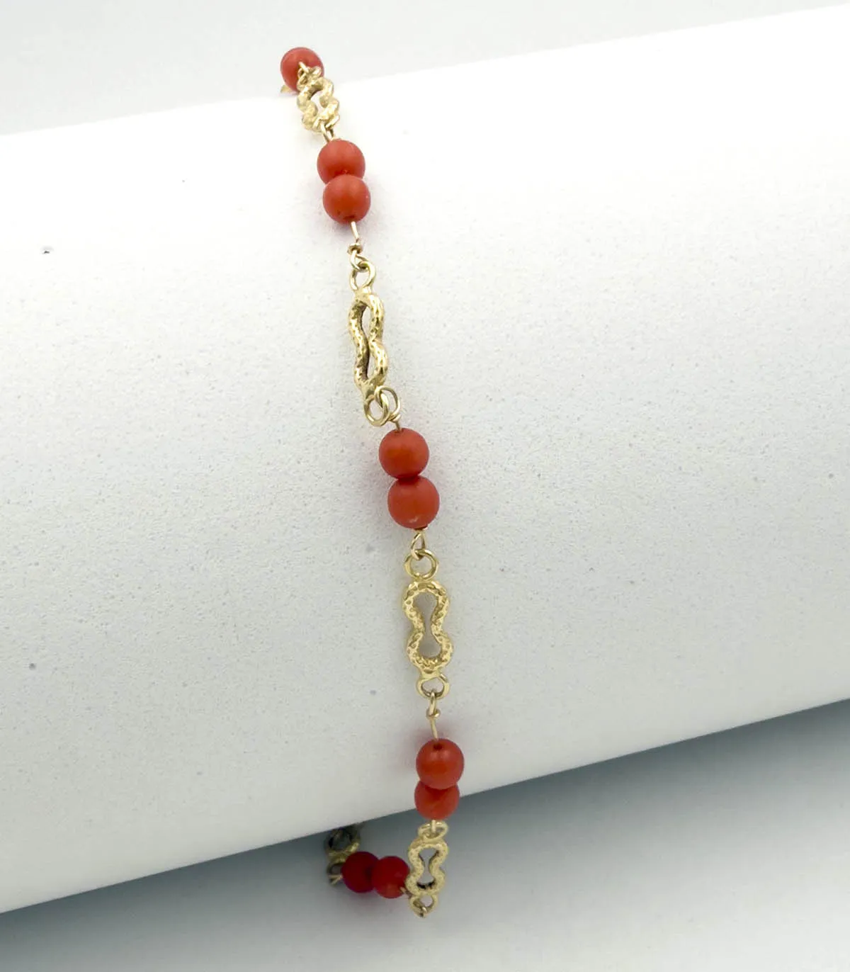 Bracciale in oro giallo con corallini