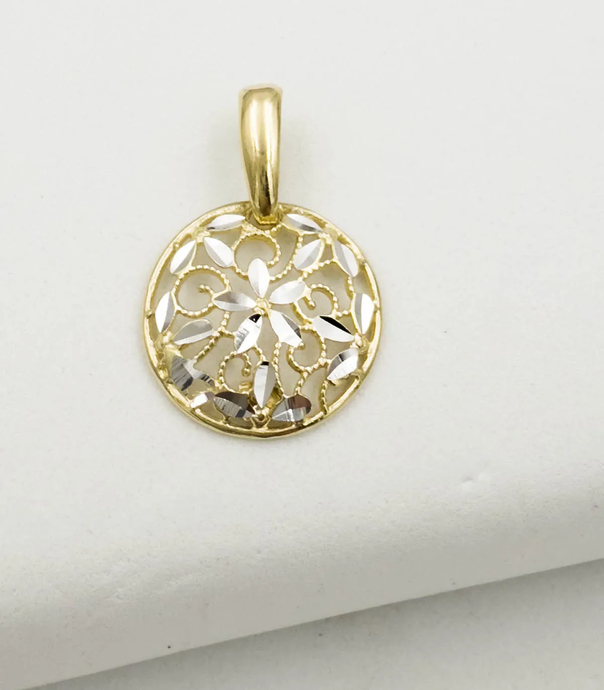 Ciondolo in oro giallo con fiori in oro bianco