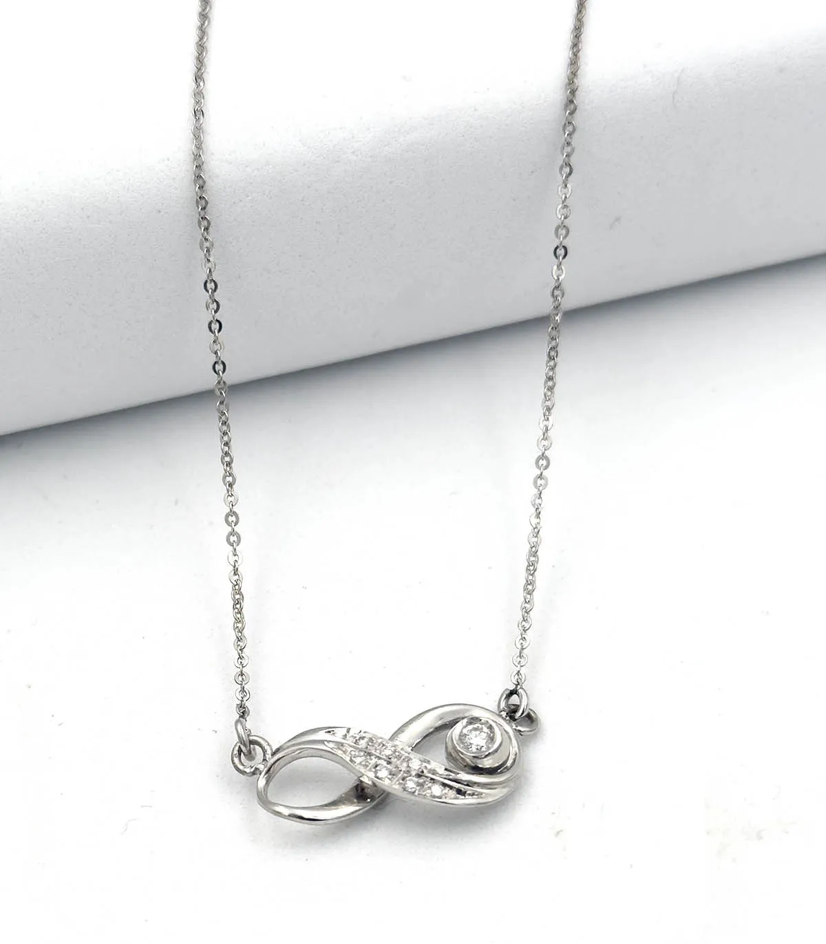 Collana in oro bianco con infinito con brillanti