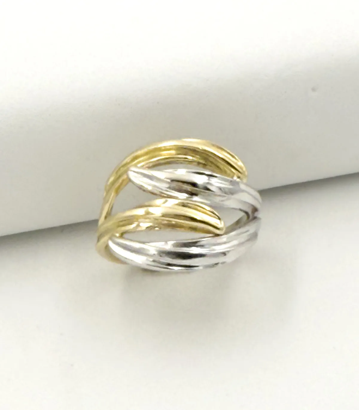 Anello in oro giallo e oro bianco