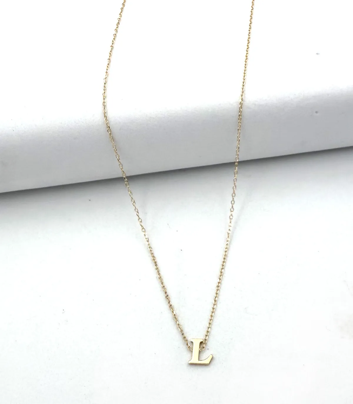 Collana in oro giallo con lettera L