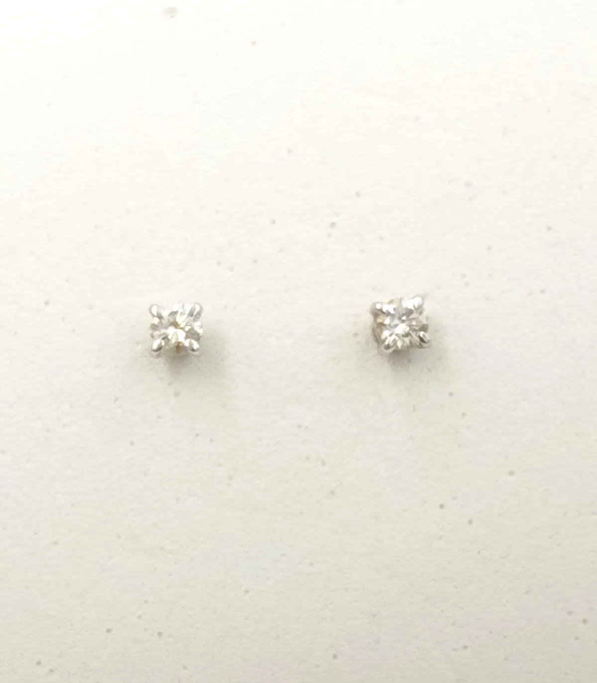 Orecchini punto luce in oro bianco con brillanti carati totali 0,16