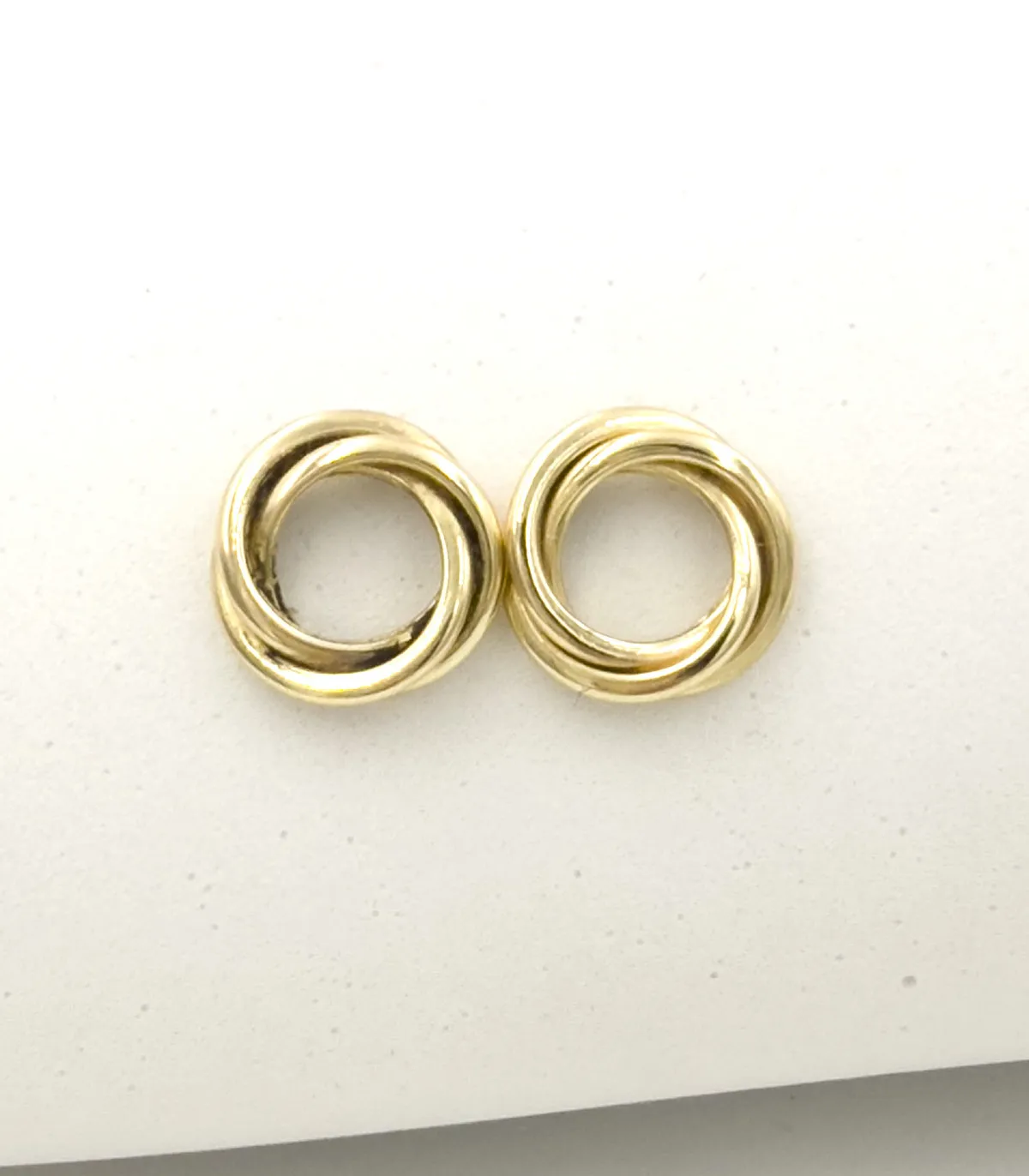 Orecchini in oro giallo con cerchi sovrapposti