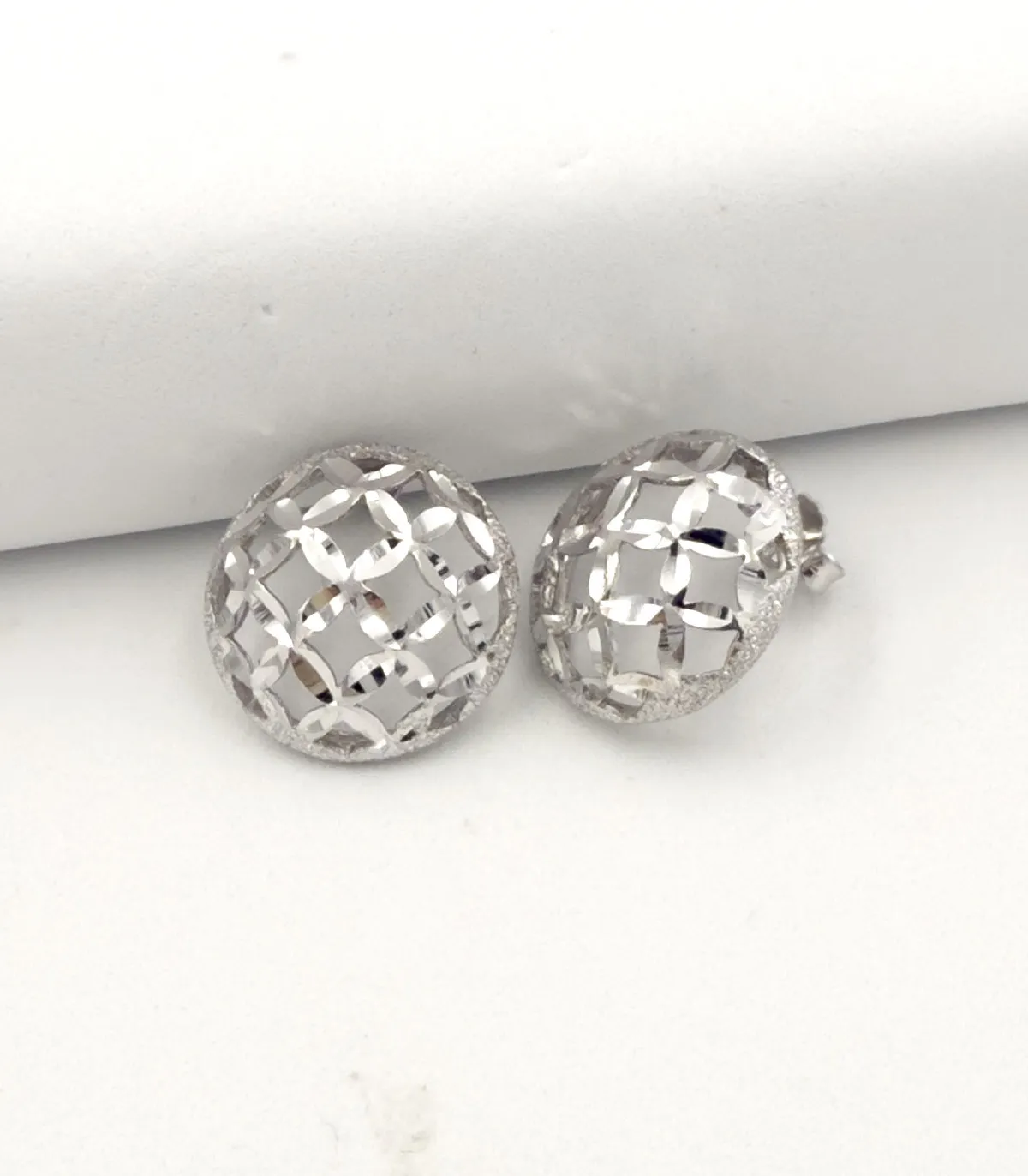 Orecchini in oro bianco sfaccettati