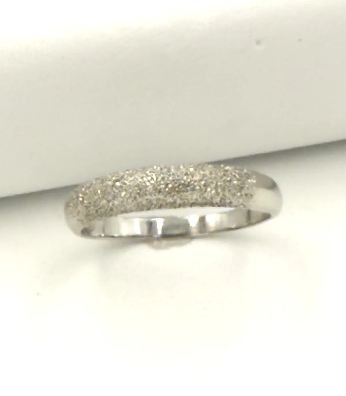 Anello a fascia in oro bianco satinato