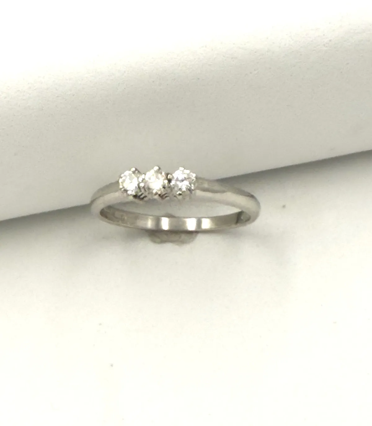 Anello trilogy in oro bianco con brillanti carati totali 0,21