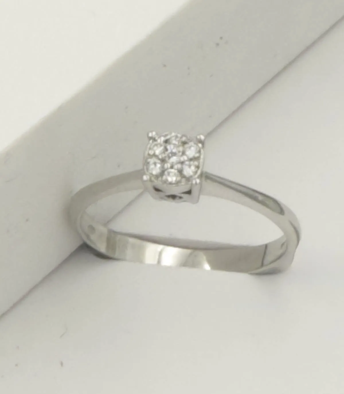 Anello in oro bianco con zirconi