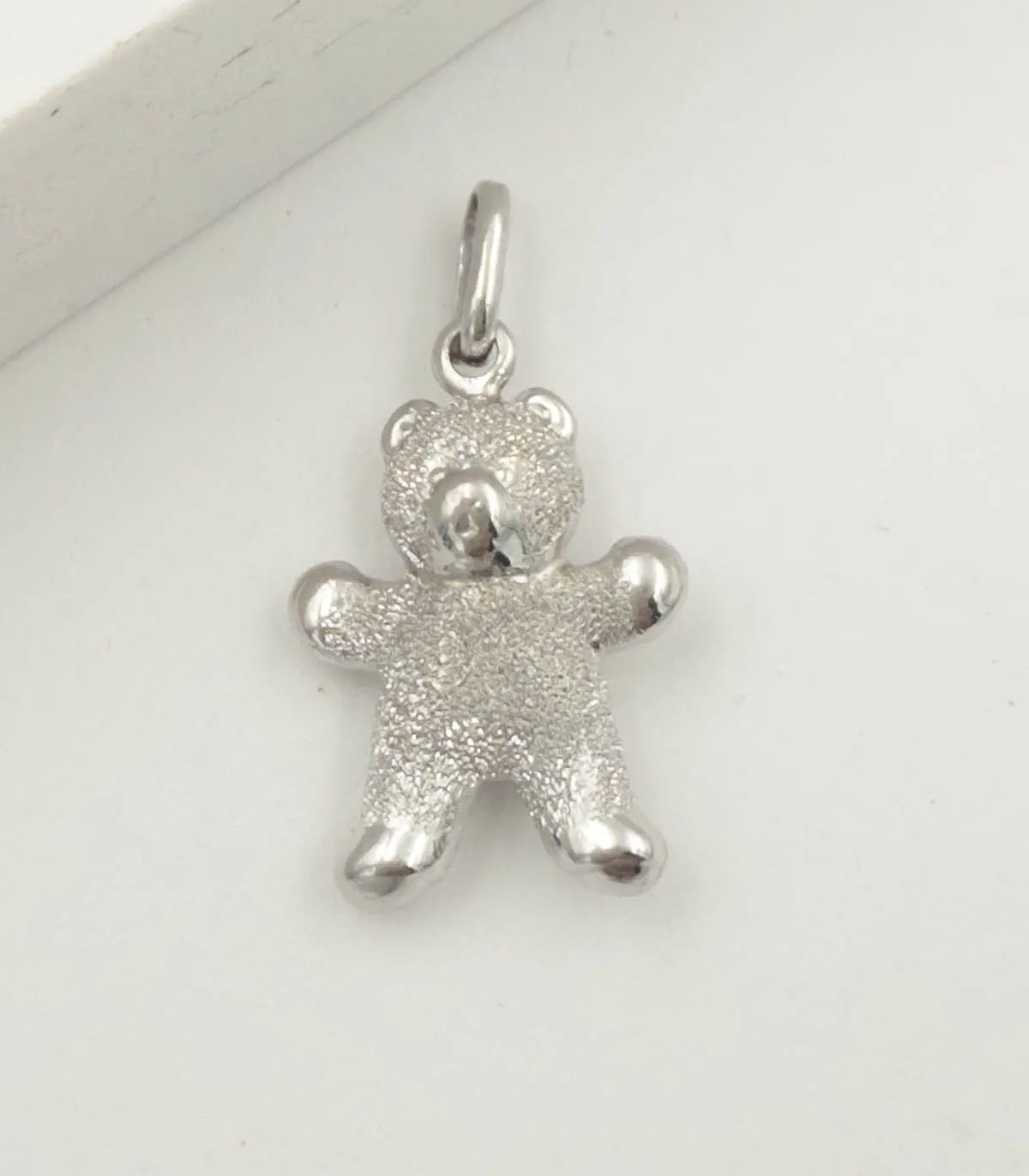 Ciondolo orso in oro bianco satinato