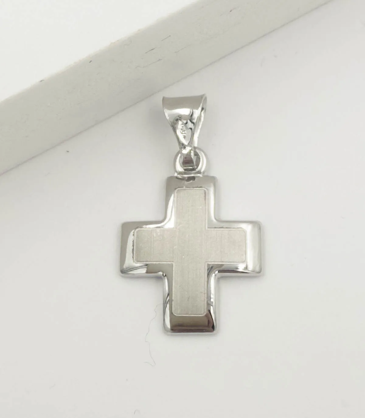 Ciondolo croce in oro bianco satinato e contorno in oro bianco liscio