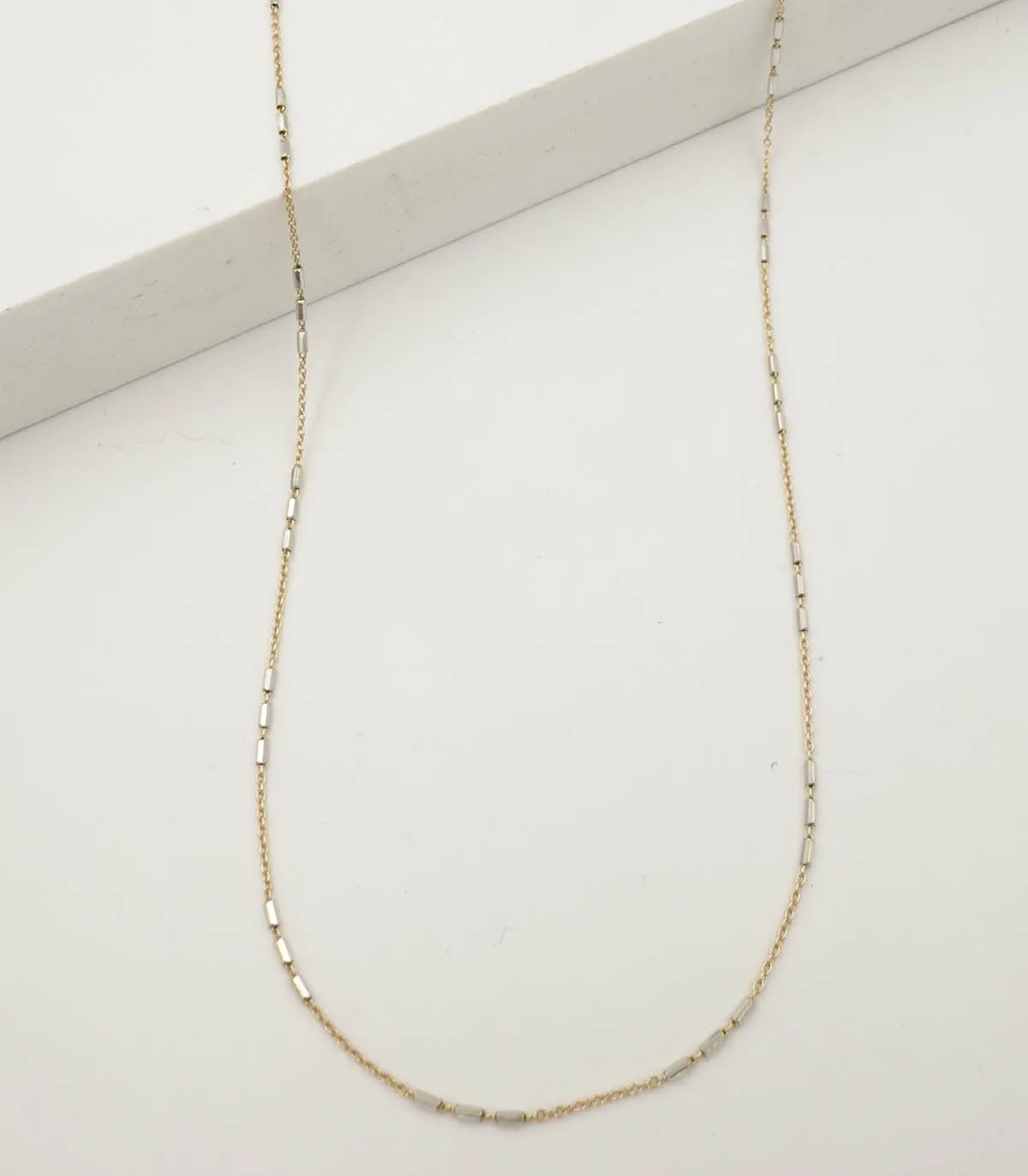 Collana in oro giallo con inserti in oro bianco