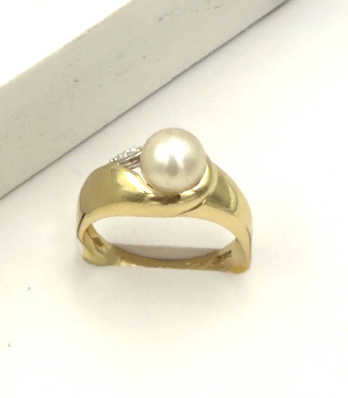 Anello in oro giallo con perla e brillati carati totali 0,06