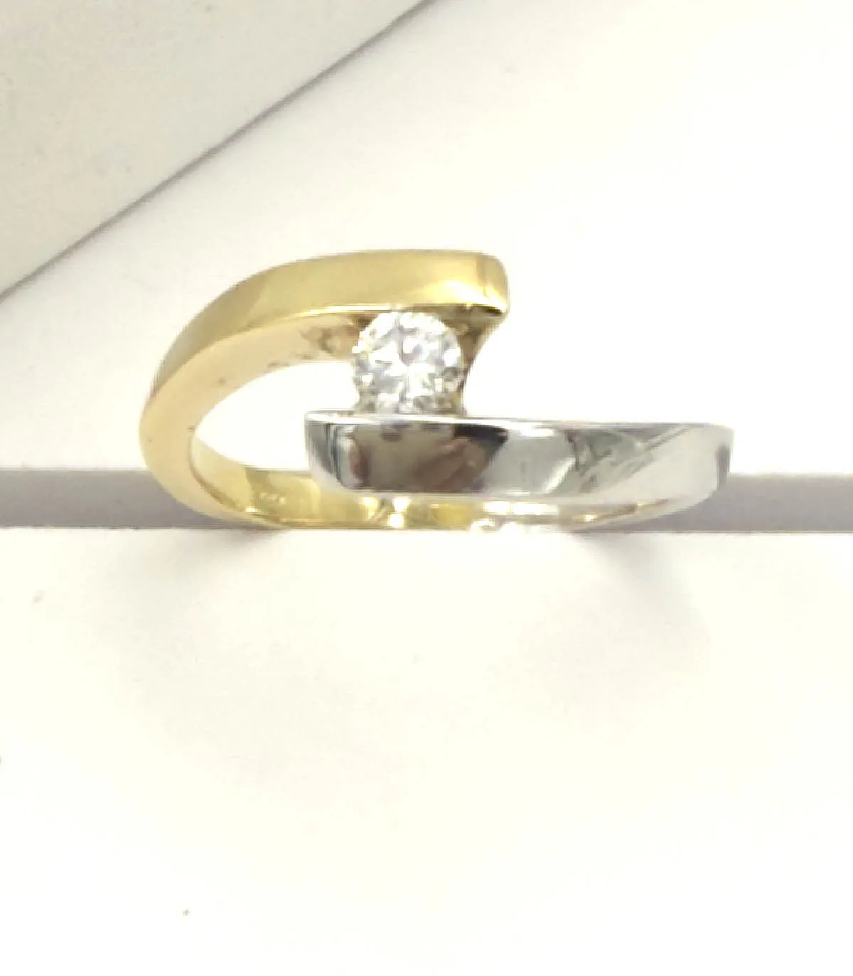 Anello solitario in oro bianco e oro giallo con zircone