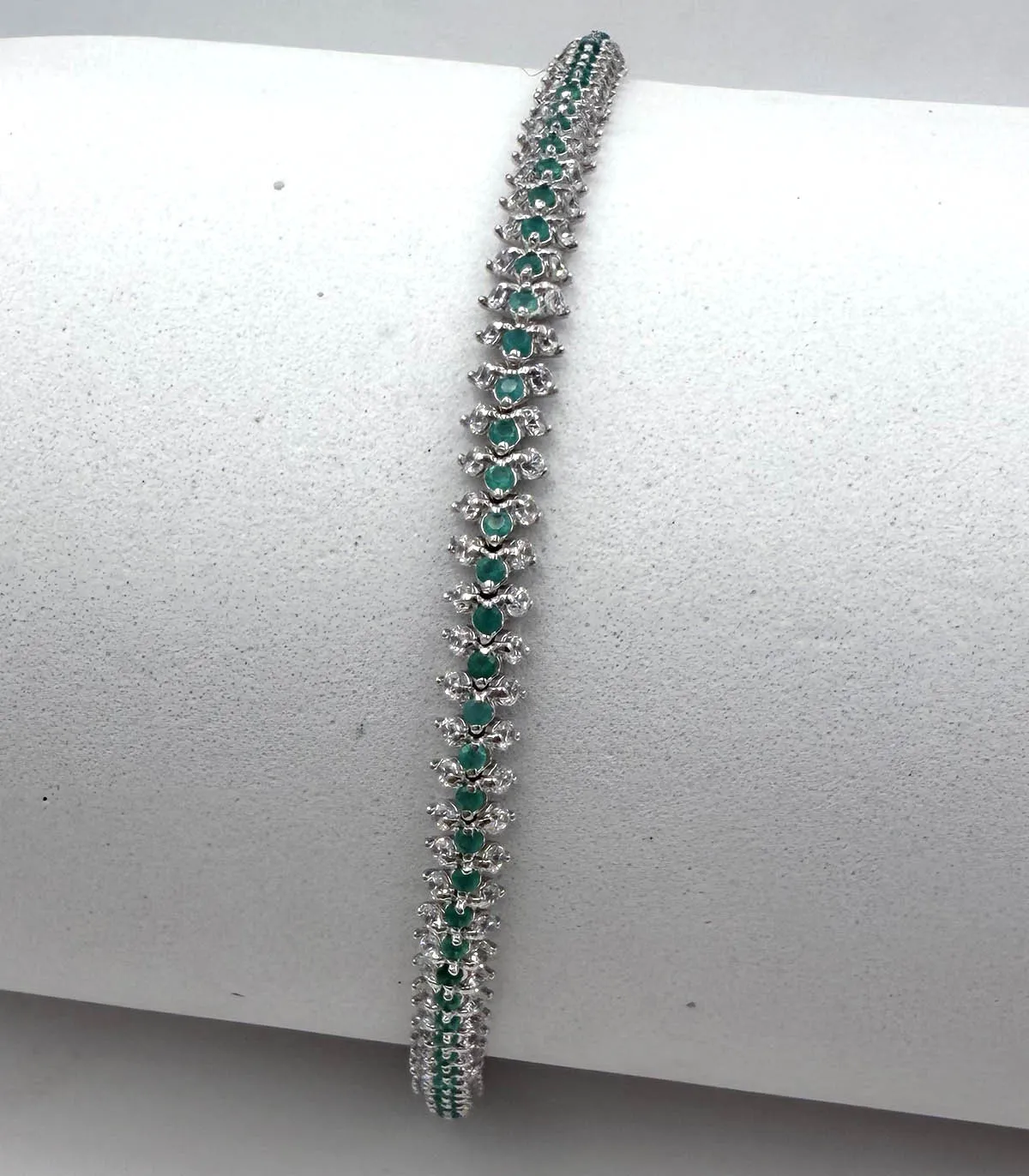 Bracciale tennis in oro bianco con zirconi verdi e bianchi