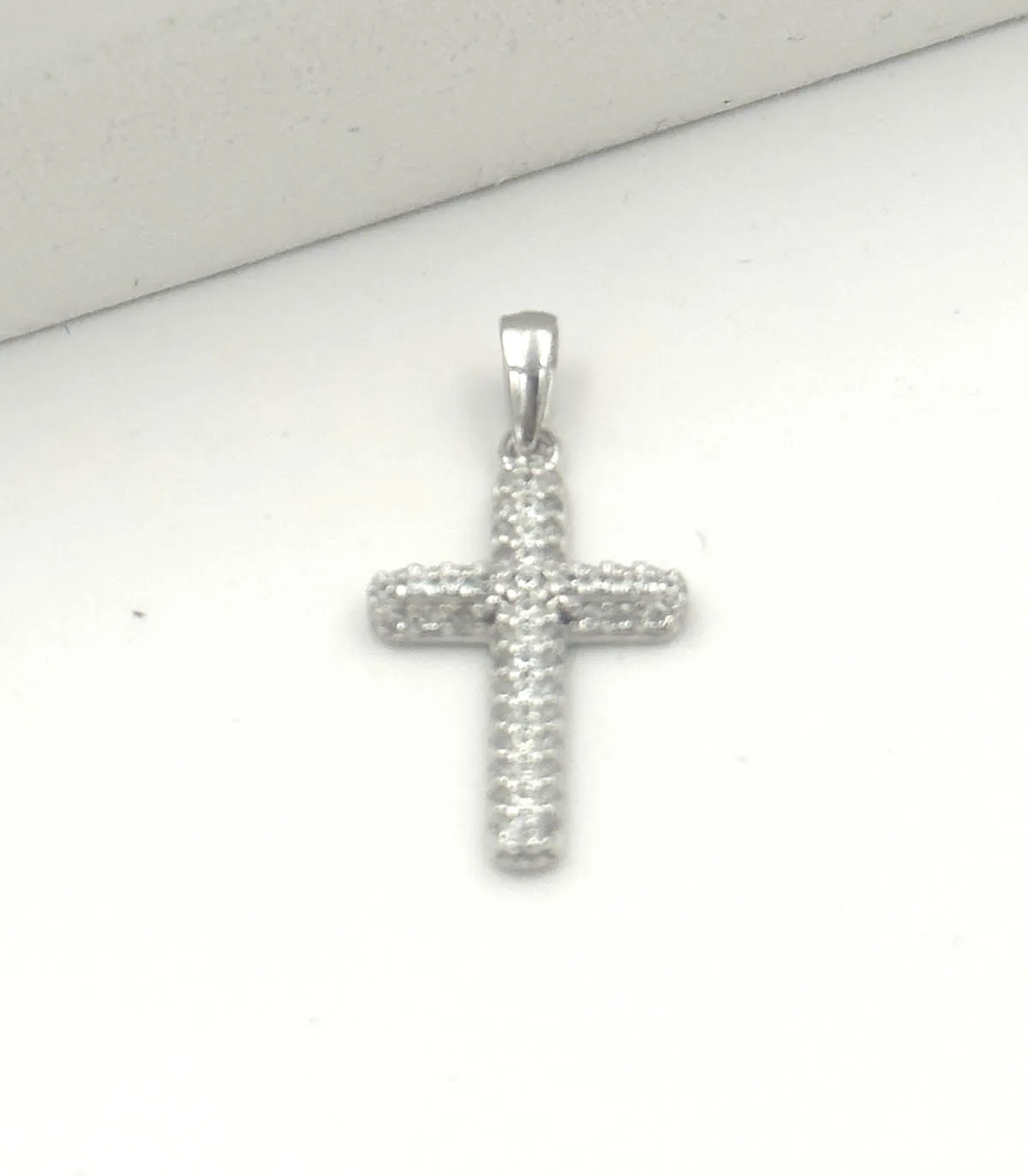 Ciondolo croce in oro bianco con zirconi