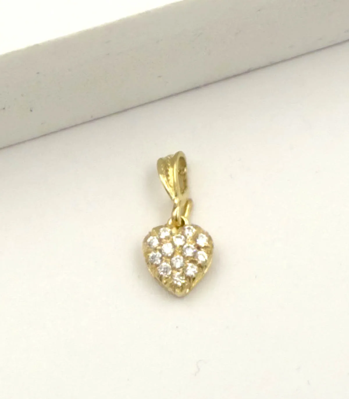 Ciondolo cuore in oro giallo con zirconi