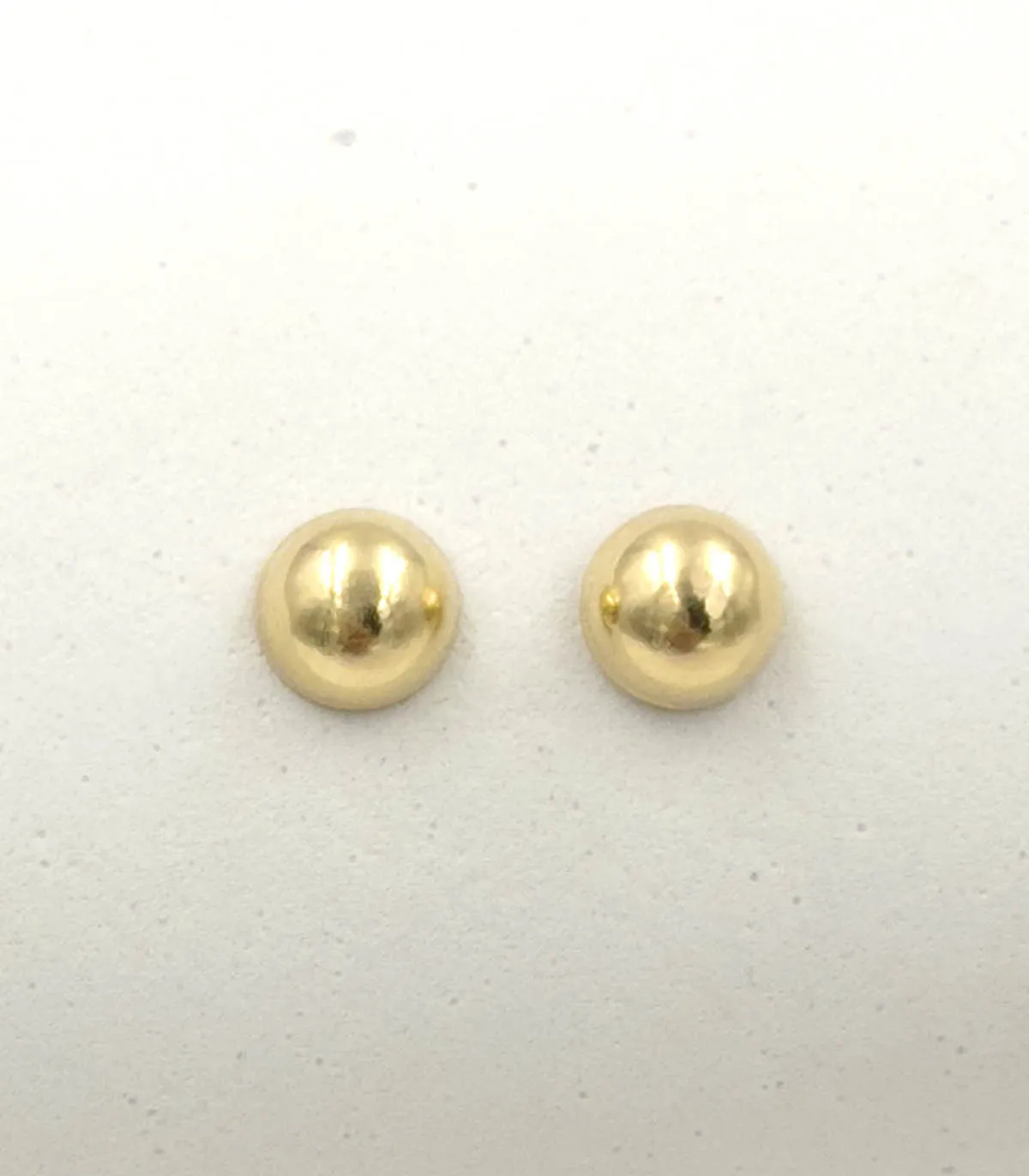 Orecchini in oro giallo a semisfera