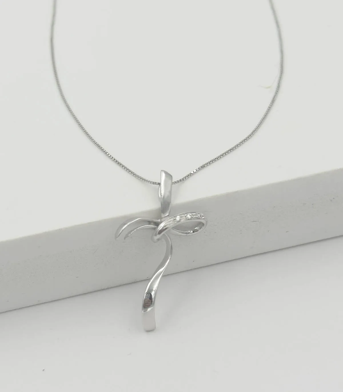 Collana in oro bianco con croce con brillanti carati totali 0,06