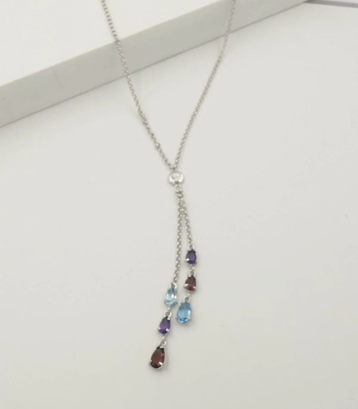 Collana in oro bianco con pendente multifili