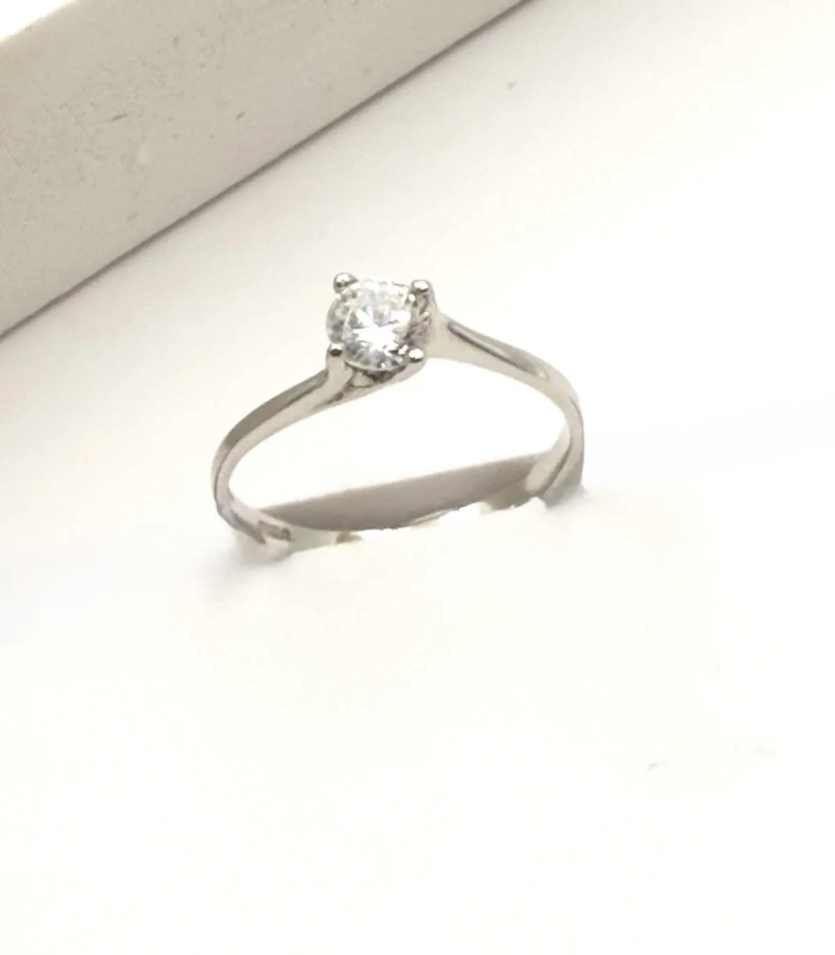 Anello solitario in oro bianco con zircone