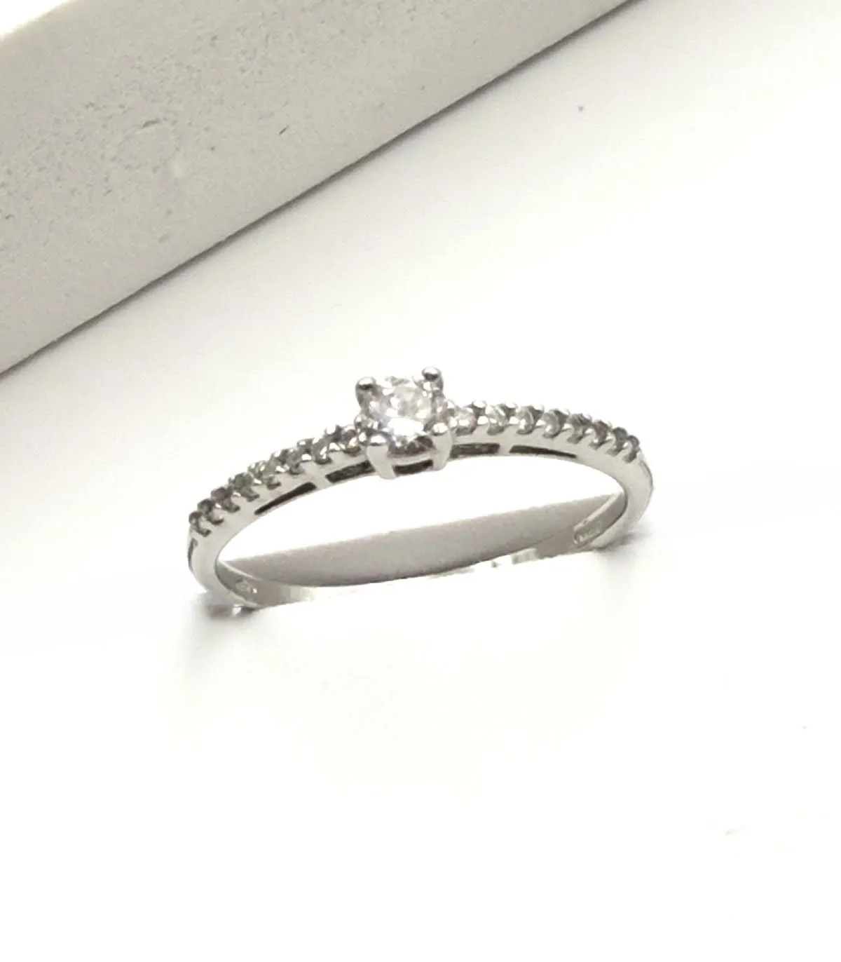 Anello solitario in oro bianco con zircone e zirconi laterali