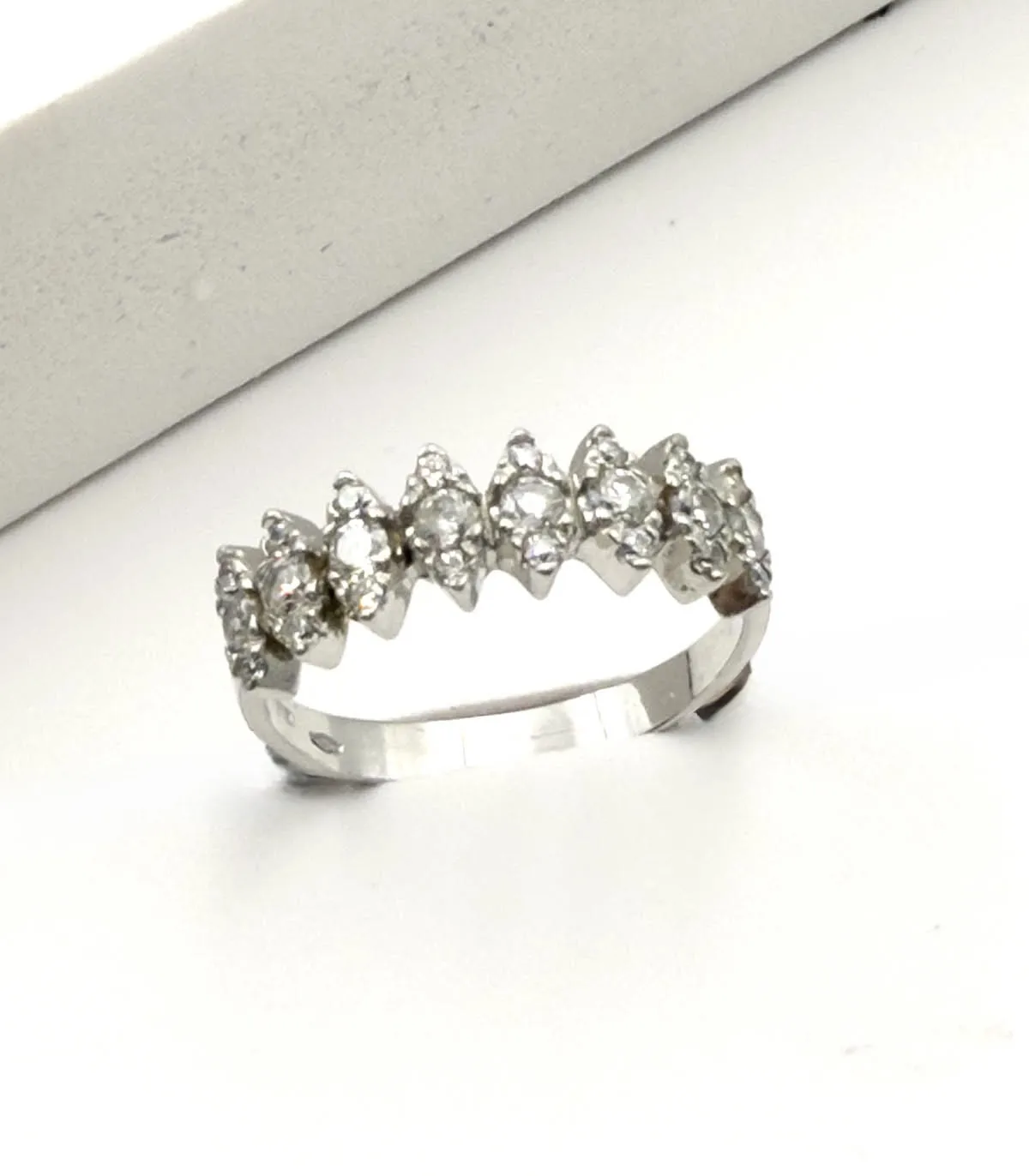 Anello veretta in oro bianco con zirconi